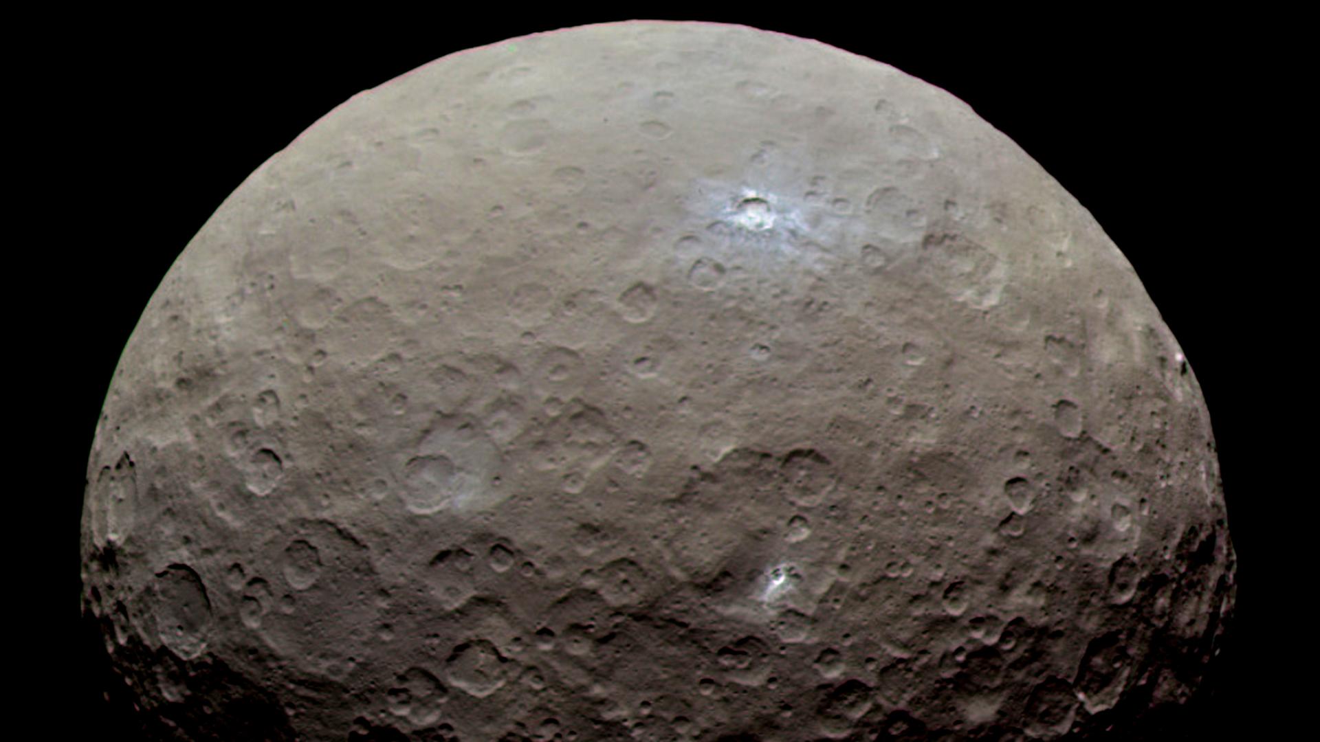 Von Pallas gibt es nur recht unscharfe Aufnahmen, dagegen hatte der größte Asteroid Ceres (hier im Bild) bereits Besuch der Raumsonde Dawn. Pallas sieht wohl recht ähnlich aus. 
