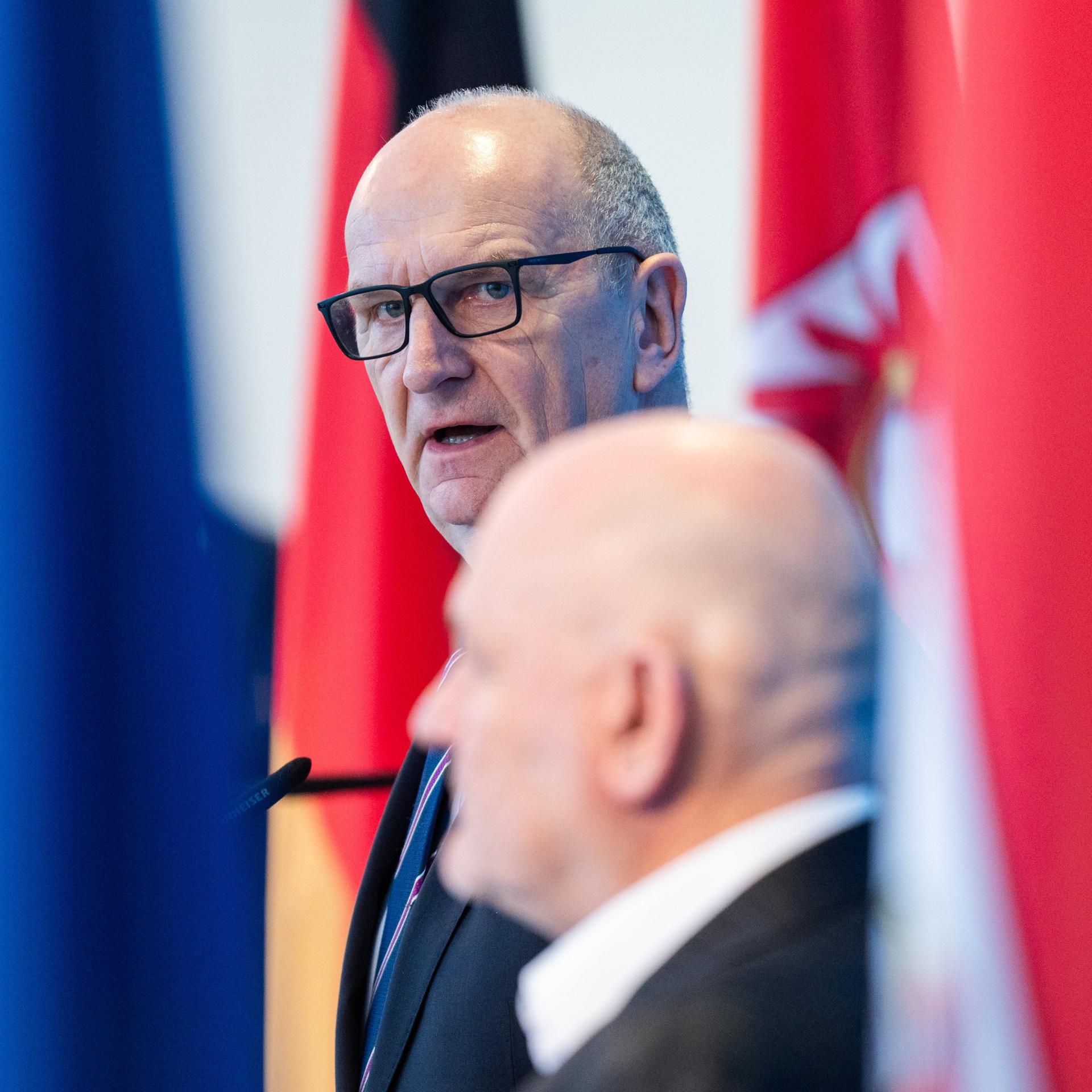 Dietmar Woidke (SPD, hinten), Ministerpräsident von Brandenburg, und Robert Crumbach, aus dem BSW und der BSW-Fraktion ausgetretener Vize-Ministerpräsident, stehen in der Staatskanzlei von Brandenburg bei einem Statement zusammen. 