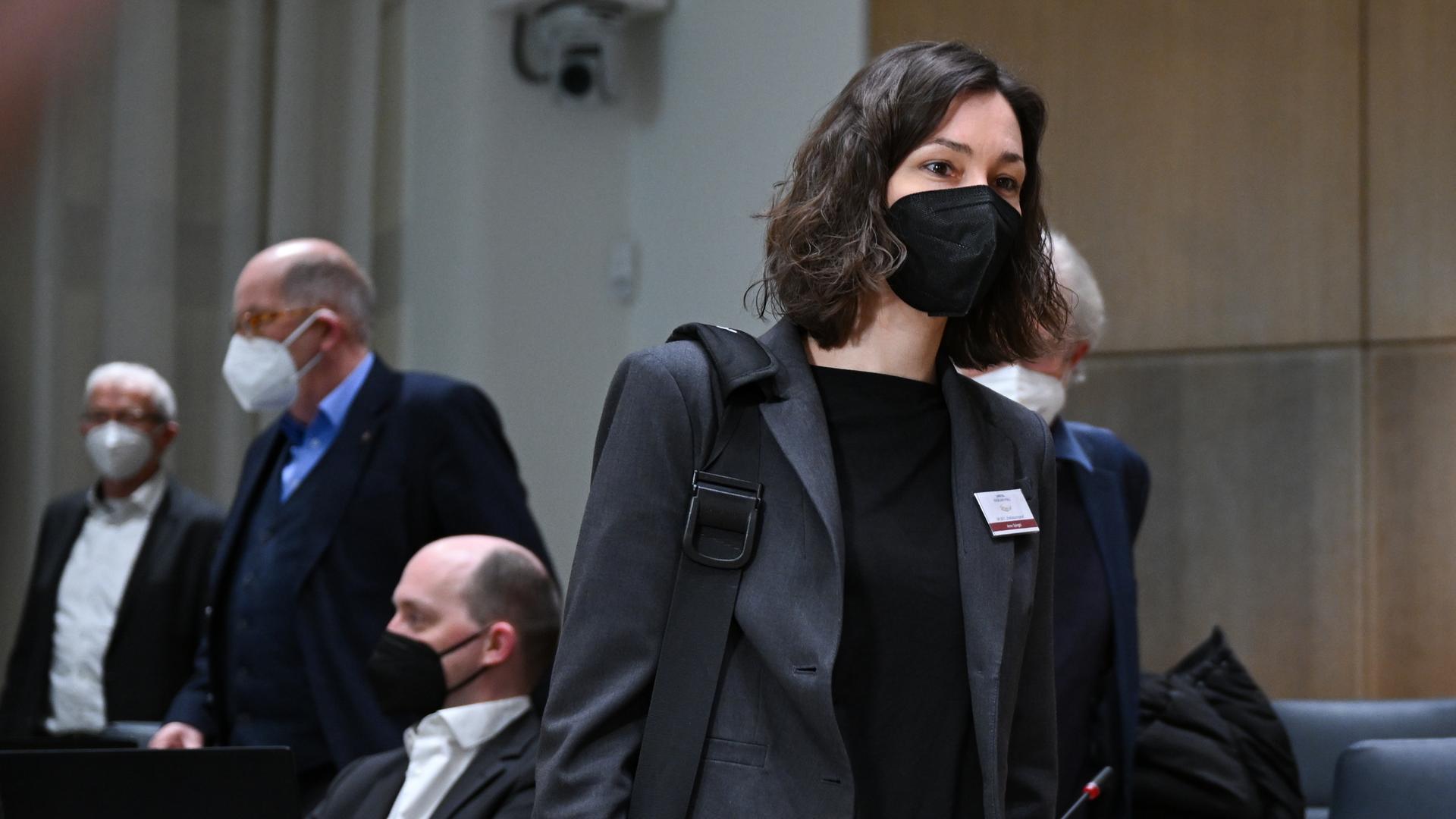 Anne Spiegel (Bündnis 90/Die Grünen), frühere Umweltministerin von Rheinland-Pfalz und heutige Bundesfamilienministerin, kommt zu Beginn ihrer Anhörung im Untersuchungsausschuss des Landtags von Rheinland-Pfalz zur Flutkatastrophe im Ahrtal in den Plenarsaal