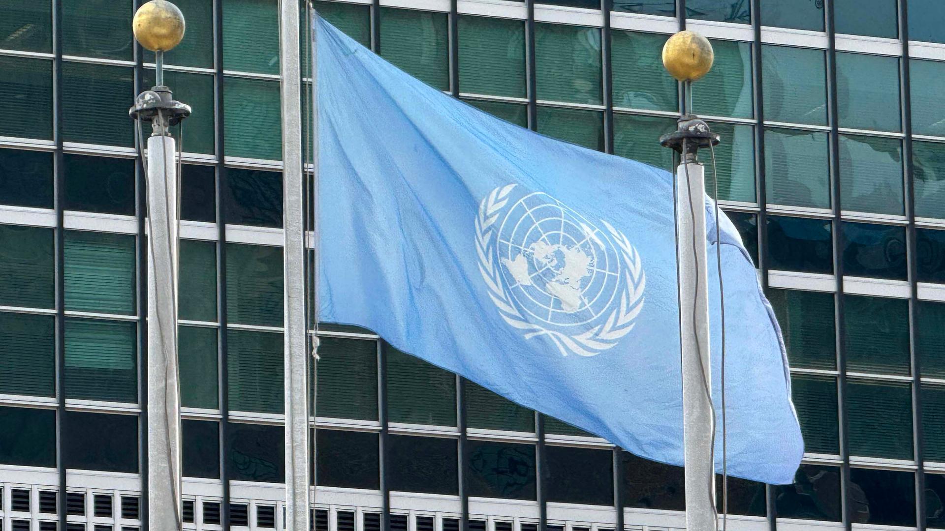 Eine UN-Flagge vor dem UN-Hauptquartier in New York am 2. März 2026. Eine UN-Flagge vor dem UN-Hauptquartier in New York am 2. März 2026.