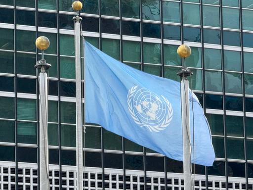 Eine UN-Flagge vor dem UN-Hauptquartier in New York am 2. März 2026. 