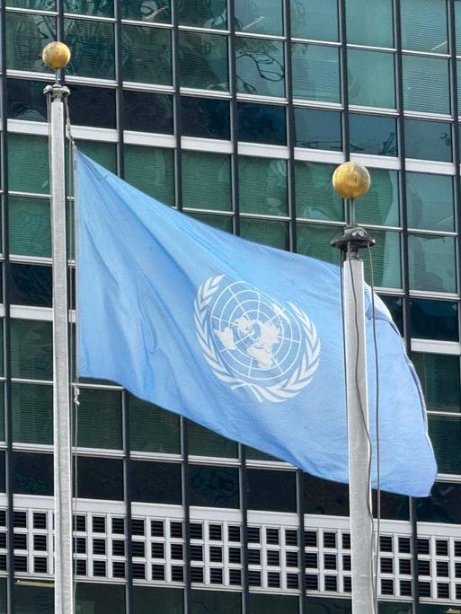 Eine UN-Flagge vor dem UN-Hauptquartier in New York am 2. März 2026. 