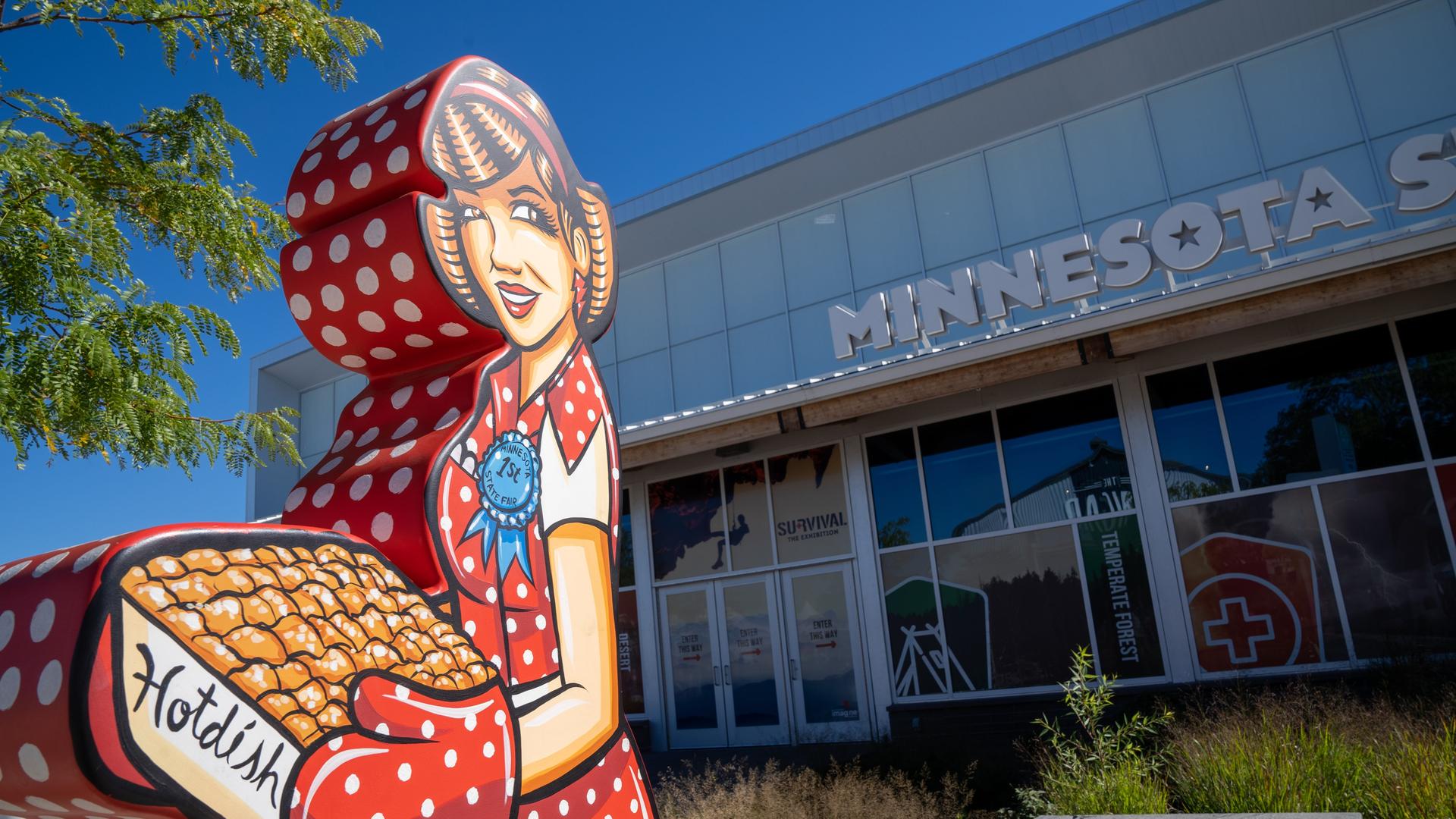 Eine Pappstatue der Werbefigur Betty Crocker des US-Konszerns Generral Mills steht vor einem Gebäude im US-Bundesstaat Minnesota.