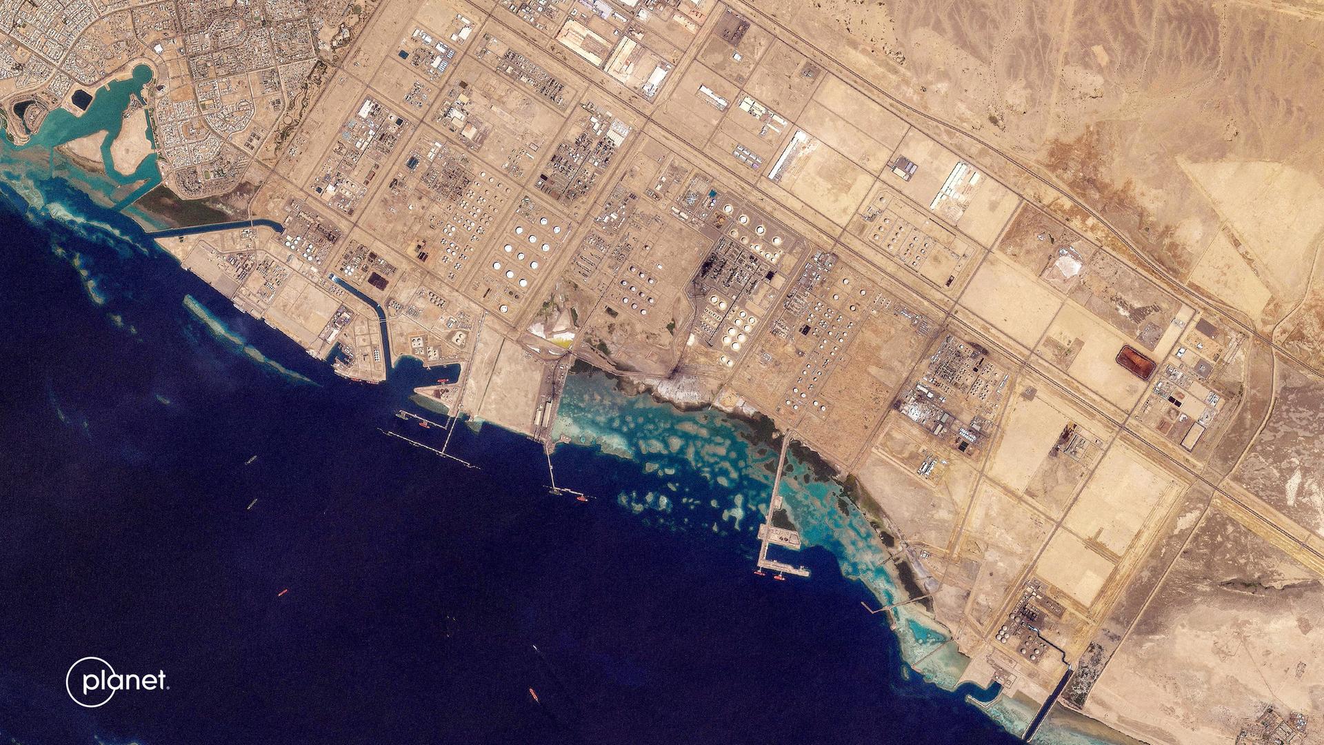 Eine Satellitenaufnahme von einem Hafen in Saudi-Arabien. Der Hafen gehört zur Öl-Infrastruktur des Landes. 