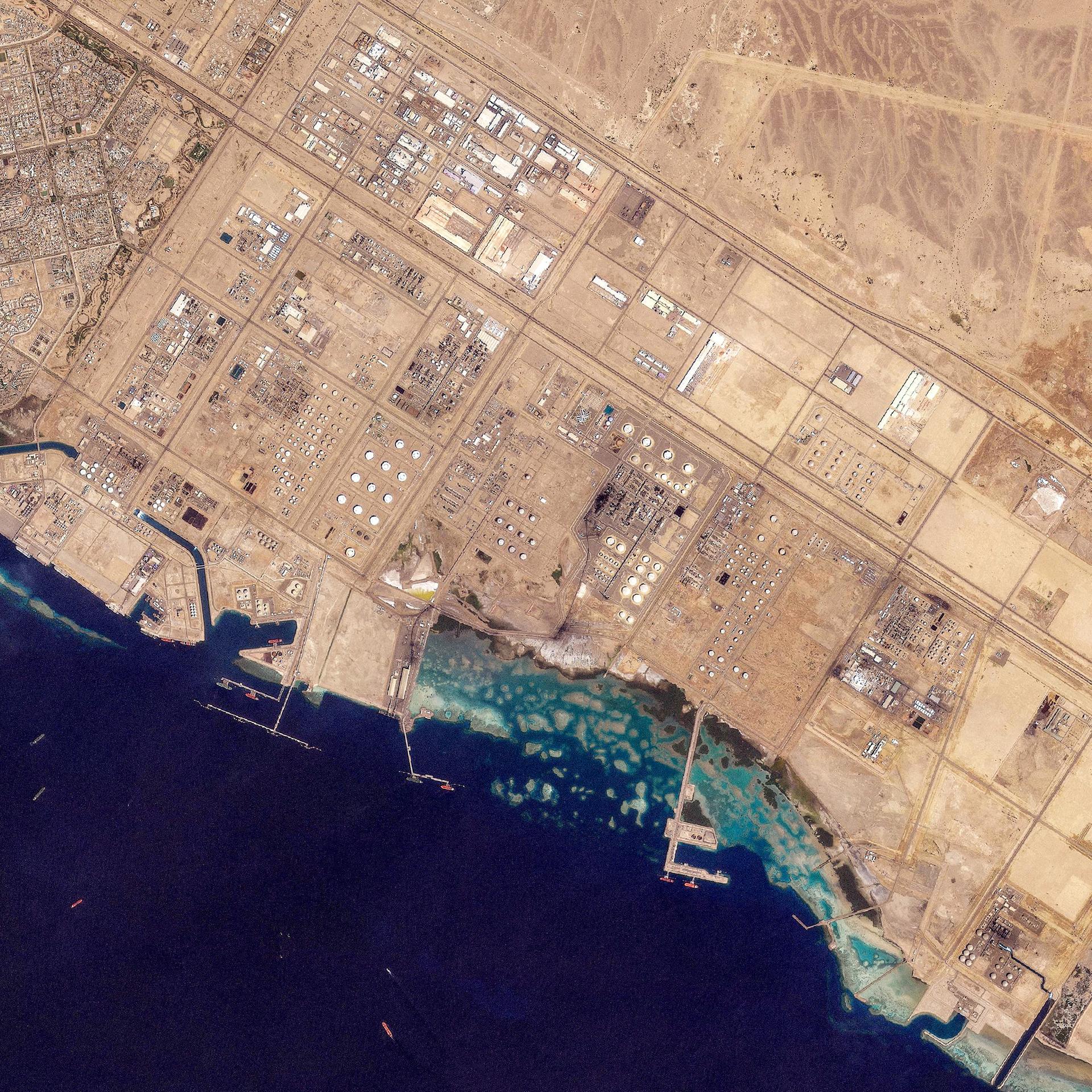 Eine Satellitenaufnahme von einem Hafen in Saudi-Arabien. Der Hafen gehört zur Öl-Infrastruktur des Landes. 