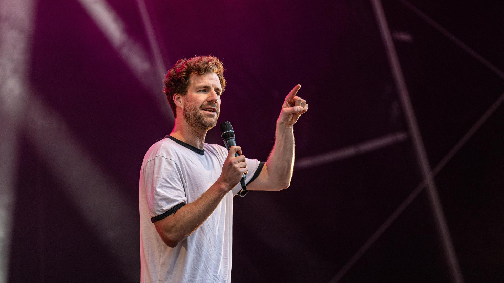 Comedian Luke Mockridge beim Live Auftritt bei der Comedy Reihe Nightwash Open Air in Bonn Beuel.