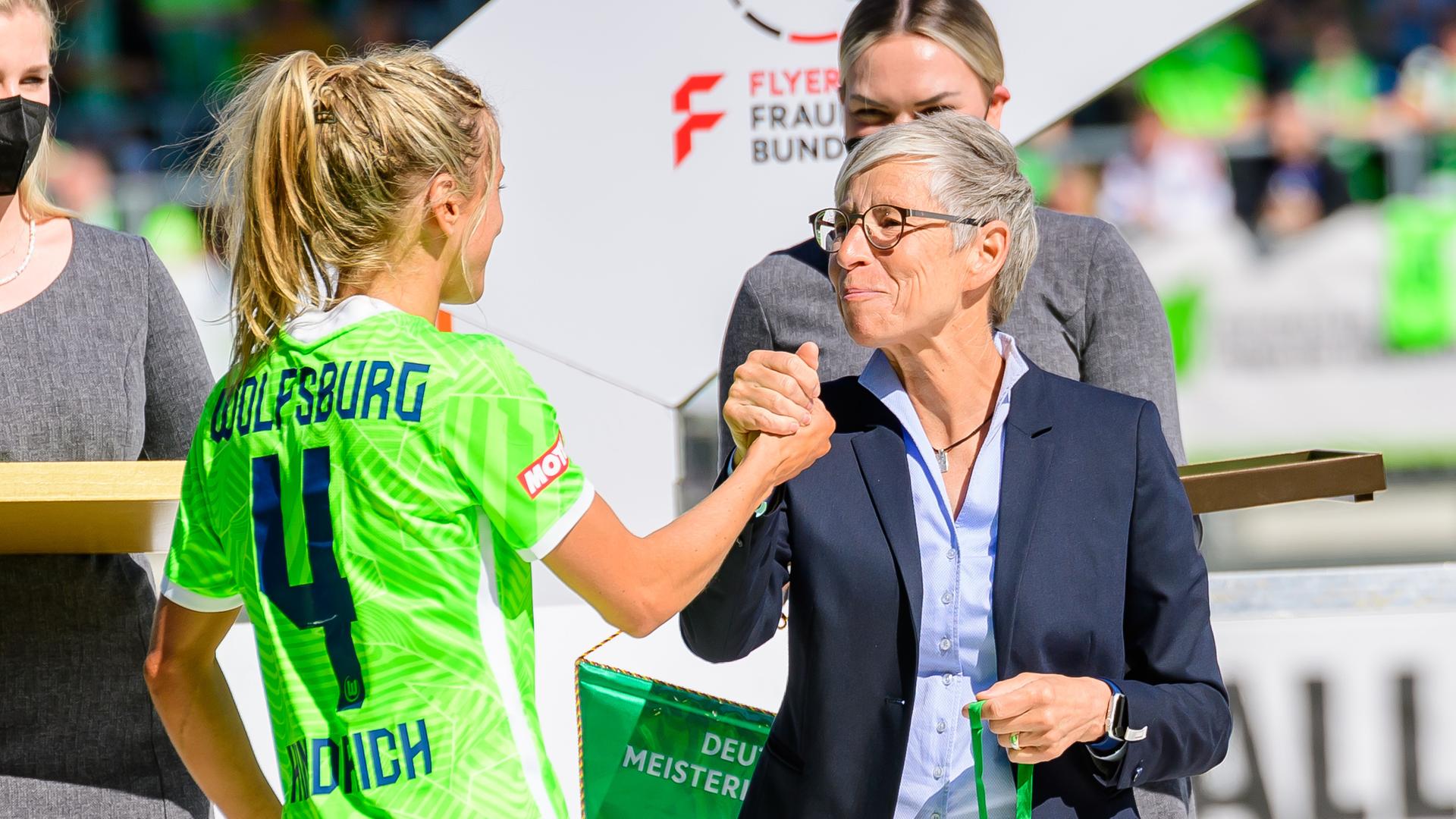 Sabine Mammitzsch, DFB-Vizepräsidentin des deutschen Frauen- und
Mädchenfußball, freut sich das die Hype der EM in den Alltag hinübergerettet werden konnte