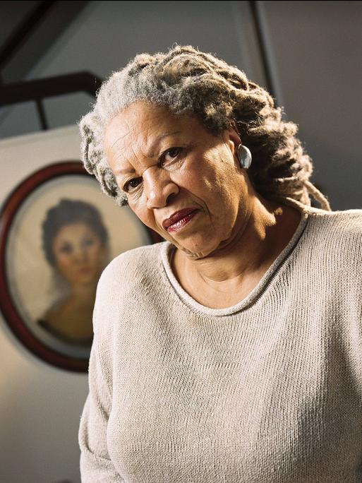 Toni Morrison posiert in ihrer New Yorker Wohnung für ein Foto. Hinter ihr hängt ein Porträt an der Wand, das sie als jüngere Frau zeigt, Toni Morrison posiert in ihrer New Yorker Wohnung für ein Foto. Hinter ihr hängt ein Porträt an der Wand, das sie als jüngere Frau zeigt,