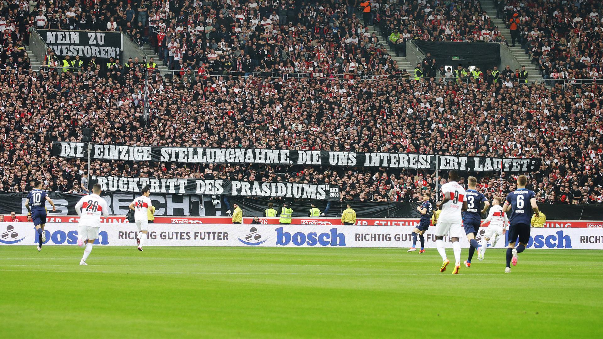 Die Fanszene des VfB Stuttgart zeigen im Spiel gegen den 1. FC Heidenheim ein Banner mit der Aufschrift: "Die einzige Stellungnahme, die uns interessiert, lautet: "Rücktritt des Präsidiums".