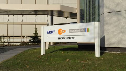 Der Eingang und das Verwaltungsgebäude des Beitragsservice von ARD, ZDF und Deutschlandradio in Köln