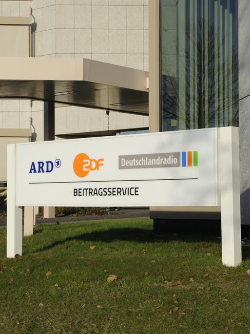 Der Eingang und das Verwaltungsgebäude des Beitragsservice von ARD, ZDF und Deutschlandradio in Köln