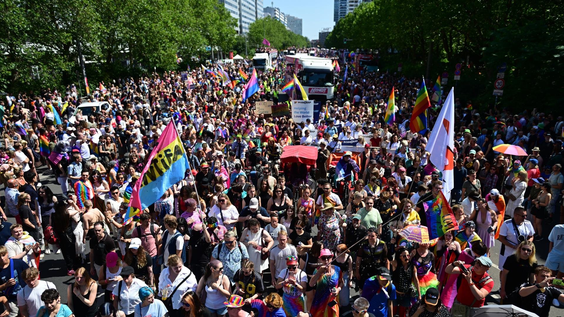 Menschen demonstrieren unter dem Motto "Haltung ist hot" beim Christopher Street Day in Berlin. Menschen demonstrieren unter dem Motto "Haltung ist hot" beim Christopher Street Day in Berlin.