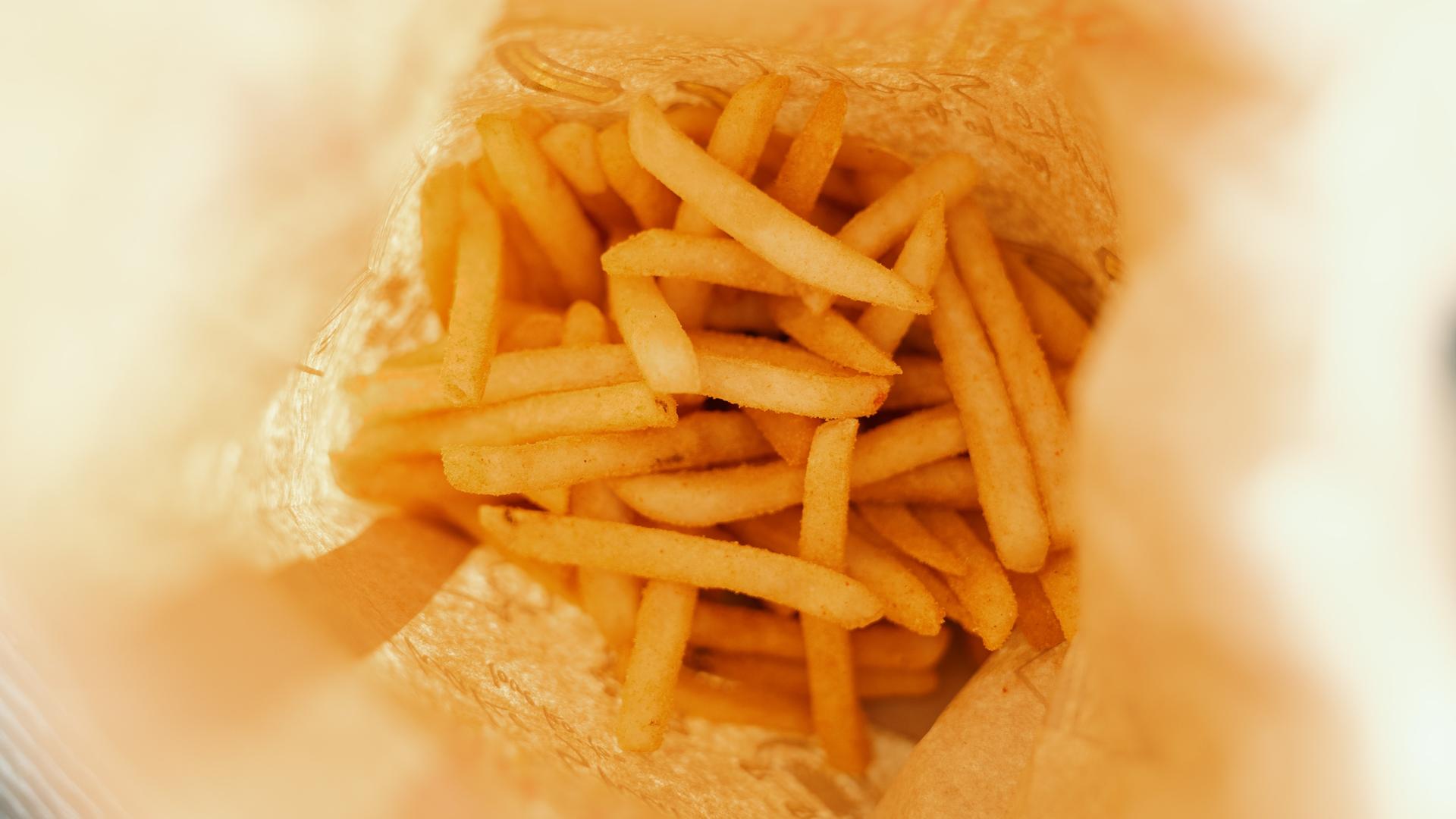Eine Portion des Fastfood Klassikers Pommes frites.