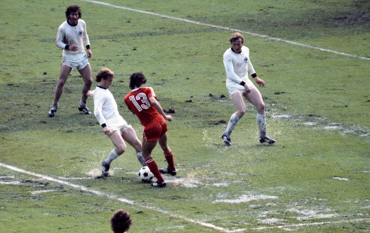 Szene aus dem Spiel Polen gegen Deutschland bei der Fußball-WM 1974

