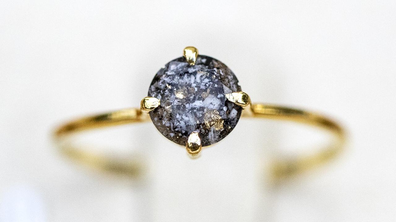 Fingerring, gefertigt aus Asche, ausgestellt auf einer Bestattungsmesse in der Schweiz. Fingerring, gefertigt aus Asche, ausgestellt auf einer Bestattungsmesse in der Schweiz.