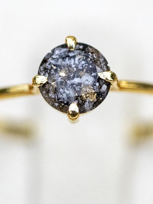 Fingerring, gefertigt aus Asche, ausgestellt auf einer Bestattungsmesse in der Schweiz. Fingerring, gefertigt aus Asche, ausgestellt auf einer Bestattungsmesse in der Schweiz.