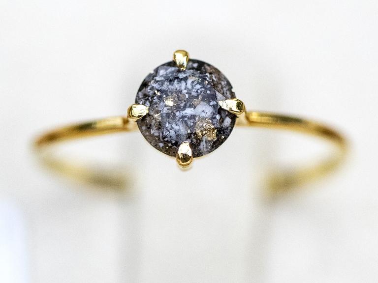 Fingerring, gefertigt aus Asche, ausgestellt auf einer Bestattungsmesse in der Schweiz. Fingerring, gefertigt aus Asche, ausgestellt auf einer Bestattungsmesse in der Schweiz.