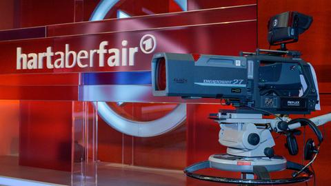 Eine Kamera steht im Berliner Studio von "Hart aber fair".