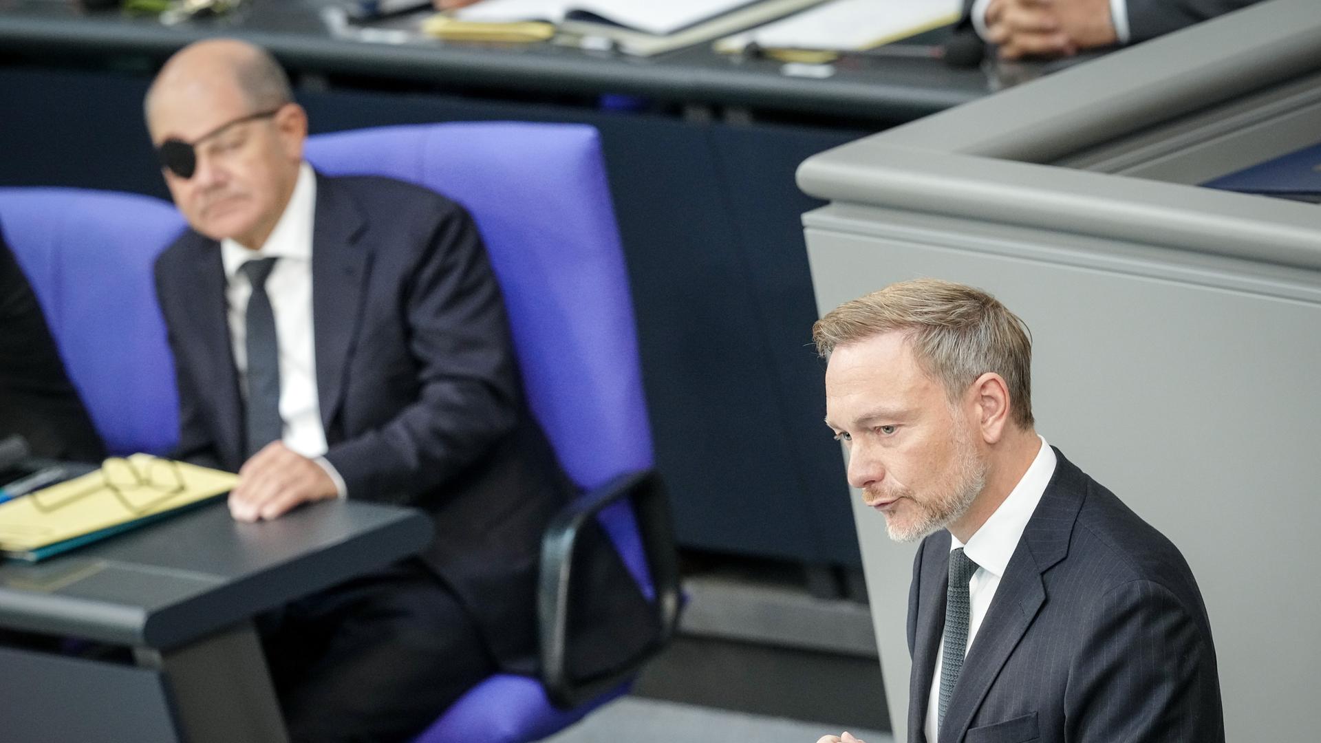 Christian Lindner (FDP), Bundesminister der Finanzen, spricht im Plenarsaal des Bundestags zu Beginn der Haushaltswoche neben Bundeskanzler Olaf Scholz (SPD).