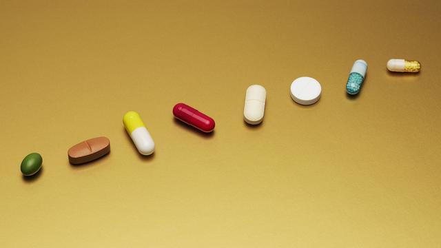 Stilleben: Arrangement verschiedene Medikamente Pillen und Kapseln auf gelbem Hintergrund Stilleben: Arrangement verschiedene Medikamente Pillen und Kapseln auf gelbem Hintergrund