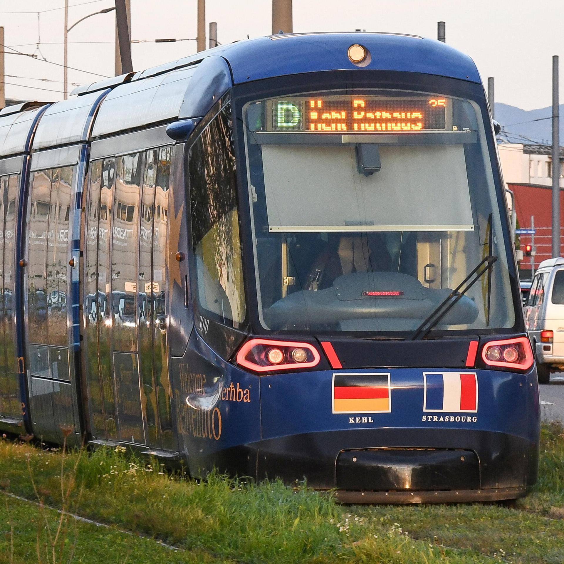 Eine grenzüberschreitende Tram auf der Fahrt von Kehl nach Strassburg. 