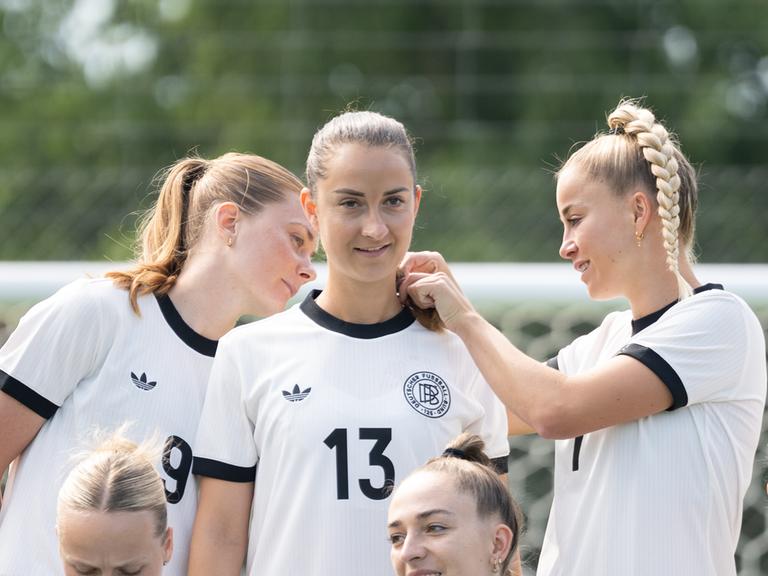 Die Fußballerinnen Sjoeke Nüsken (l) und Giulia Gwinn (r) kümmern sich um die Haare von Teamkollegin Sara Däbritz.