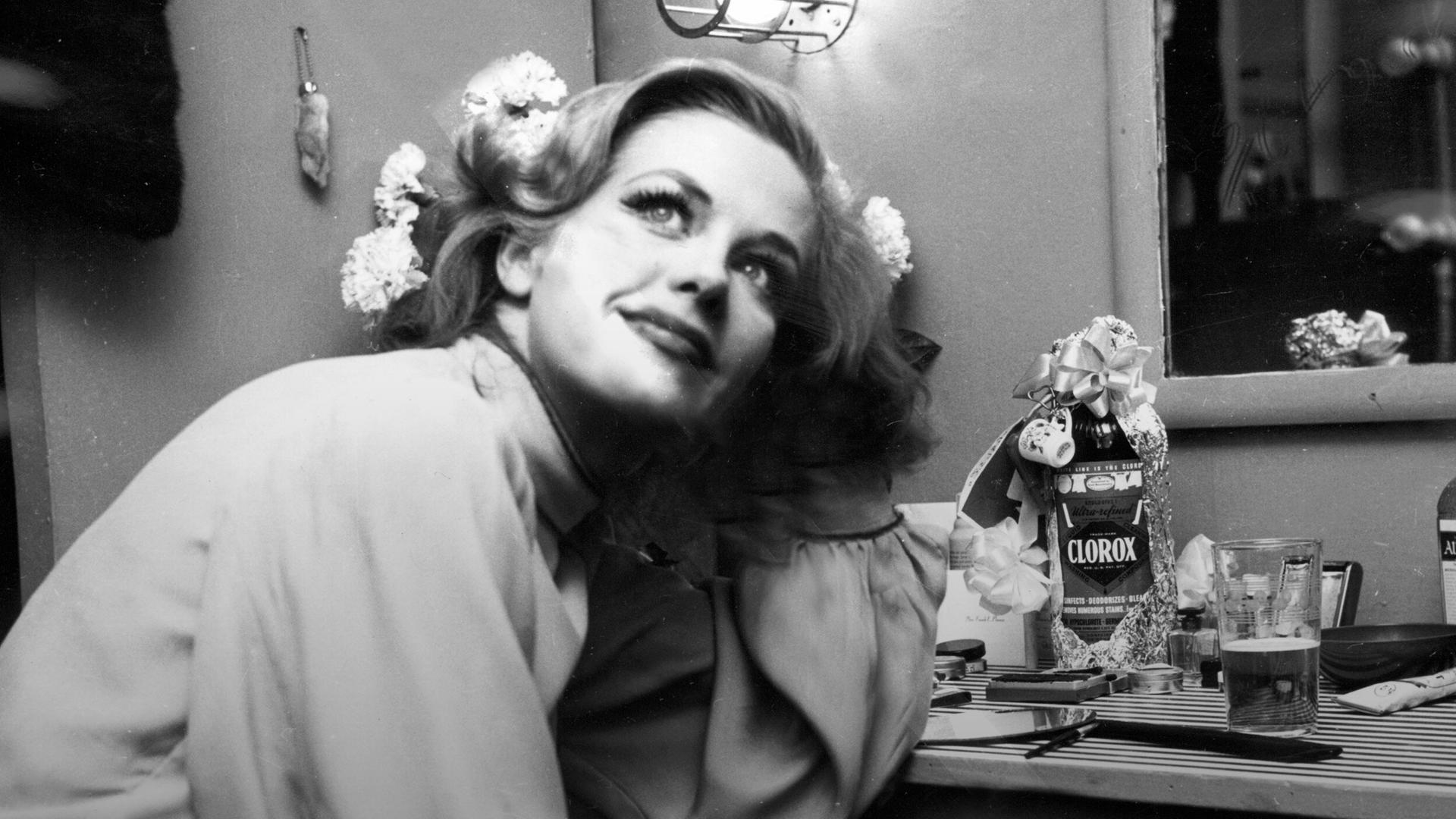 Die deutsche Schauspielerin, Sängerin und Buchautorin Hildegard Knef am 26.2.1955 in ihrer Garderobe in einem Broadway Theater.