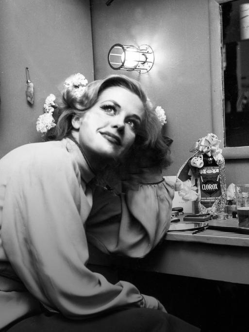 Die deutsche Schauspielerin, Sängerin und Buchautorin Hildegard Knef am 26.2.1955 in ihrer Garderobe in einem Broadway Theater.