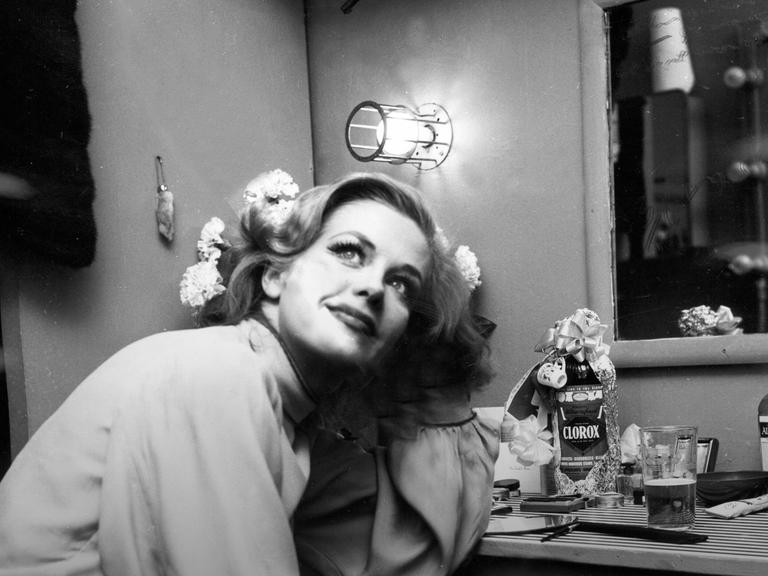 Die deutsche Schauspielerin, Sängerin und Buchautorin Hildegard Knef am 26.2.1955 in ihrer Garderobe in einem Broadway Theater.