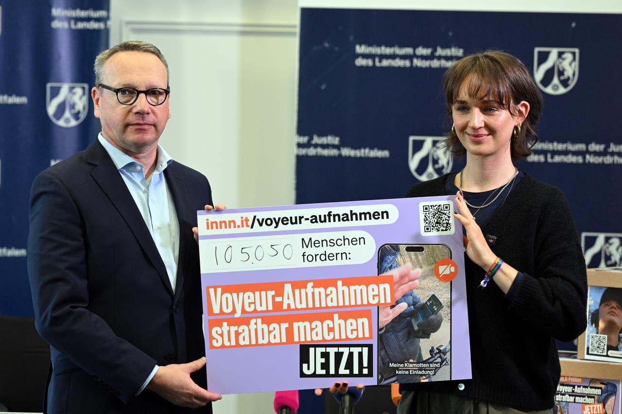 NRW-Justizminister Benjamin Limbach (Grüne) nimmt von Yanni Gentsch eine Petition entgegen. Die Kölnerin Gentsch wurde beim Joggen von einem Voyeur belästigt, der ihr Gesäß filmte. NRW-Justizminister Benjamin Limbach (Grüne) nimmt von Yanni Gentsch eine Petition entgegen. Die Kölnerin Gentsch wurde beim Joggen von einem Voyeur belästigt, der ihr Gesäß filmte.