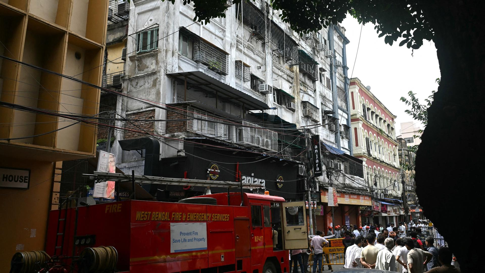 Feuerwehr und Schaulustige stehen vor dem Hotel, in dem es ein Feuer gegeben hat. Feuerwehr und Schaulustige stehen vor dem Hotel, in dem es ein Feuer gegeben hat.