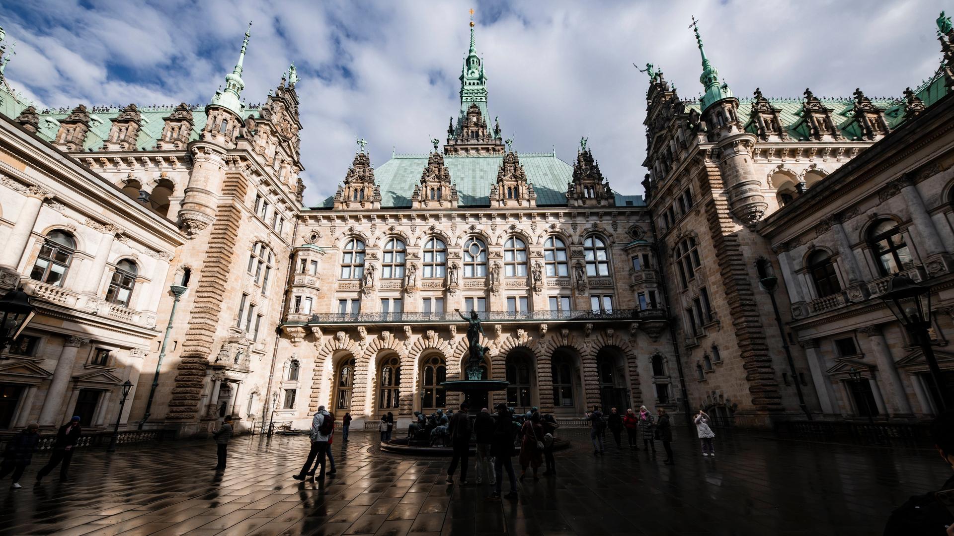 Das Hamburger Rathaus mit dem Hygieia-Brunnen, vor den Bürgerschaftswahlen, fotografiert am 27. Januar 2025.
