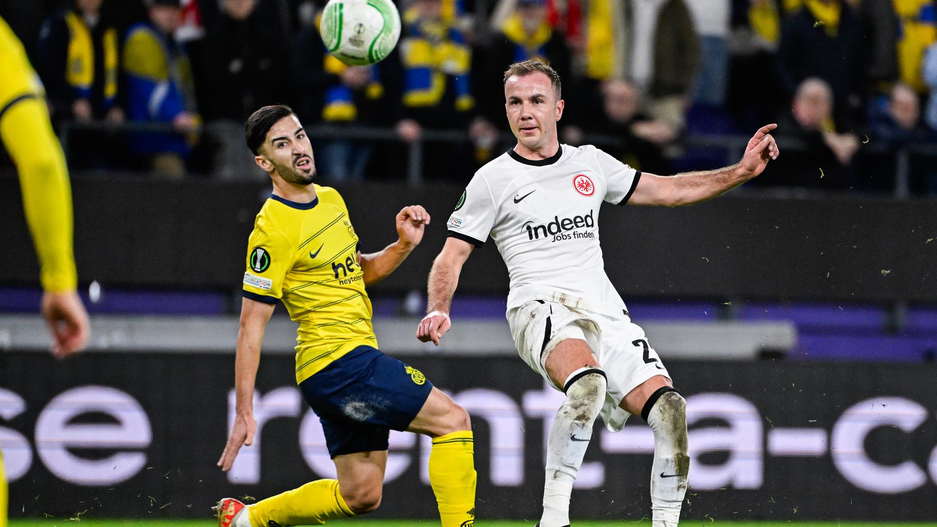 Unions Mohamed Amoura und Frankfurts Mario Götze kämpfen um den Ball.