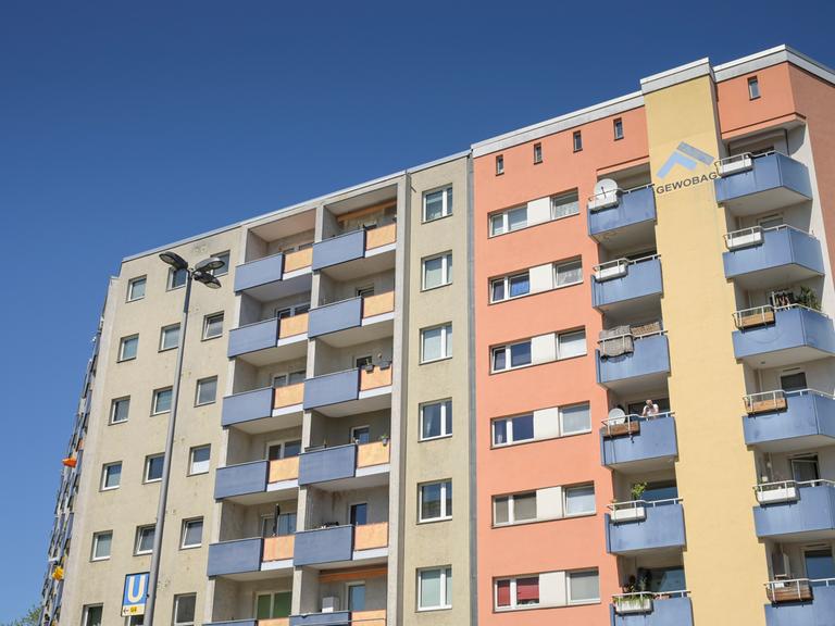 Wohnhaus der Gewobag in der Martin-Luther-Straße in Schöneberg, Berlin.