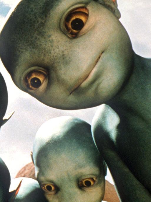 Feindlich gesinnte Aliens beäugen im Kinofilm "Galaxy Quest - Planlos durchs Weltall" (Szenenfoto) auf einem real existierenden fernen Planeten menschliche Besucher.