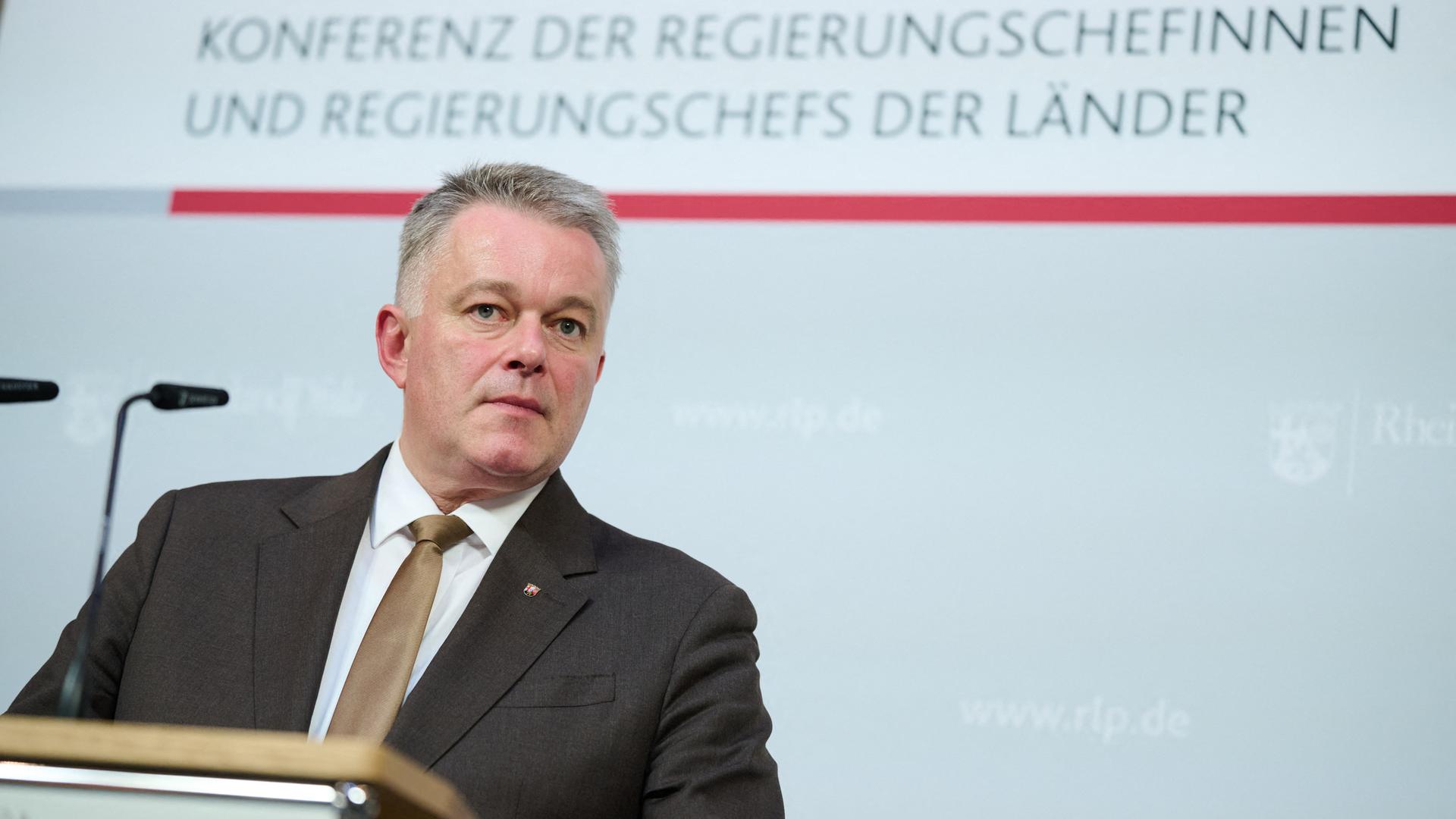 Gordon Schnieder (CDU), Ministerpräsident von Rheinland-Pfalz, steht bei der Konferenz der Regierungschefinnen und Regierungschefs der Länder (MPK) an einem Rednerpult.