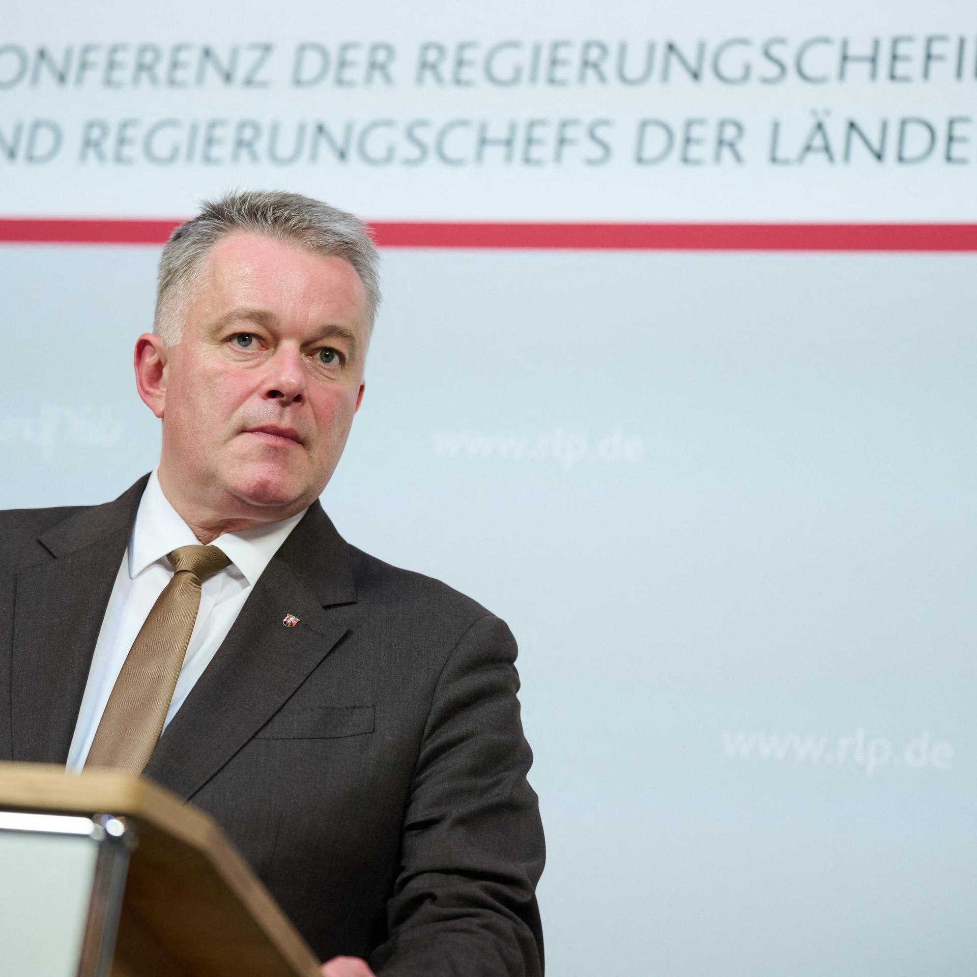 Gordon Schnieder (CDU), Ministerpräsident von Rheinland-Pfalz, steht bei der Konferenz der Regierungschefinnen und Regierungschefs der Länder (MPK) an einem Rednerpult.