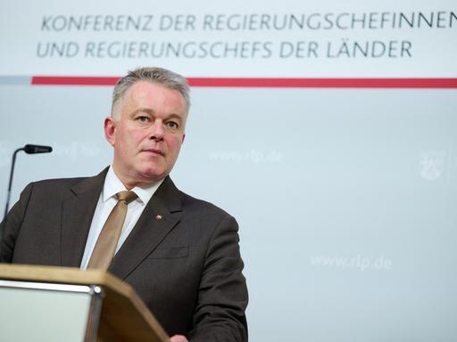 Gordon Schnieder (CDU), Ministerpräsident von Rheinland-Pfalz, steht bei der Konferenz der Regierungschefinnen und Regierungschefs der Länder (MPK) an einem Rednerpult.