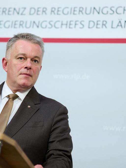 Gordon Schnieder (CDU), Ministerpräsident von Rheinland-Pfalz, steht bei der Konferenz der Regierungschefinnen und Regierungschefs der Länder (MPK) an einem Rednerpult.