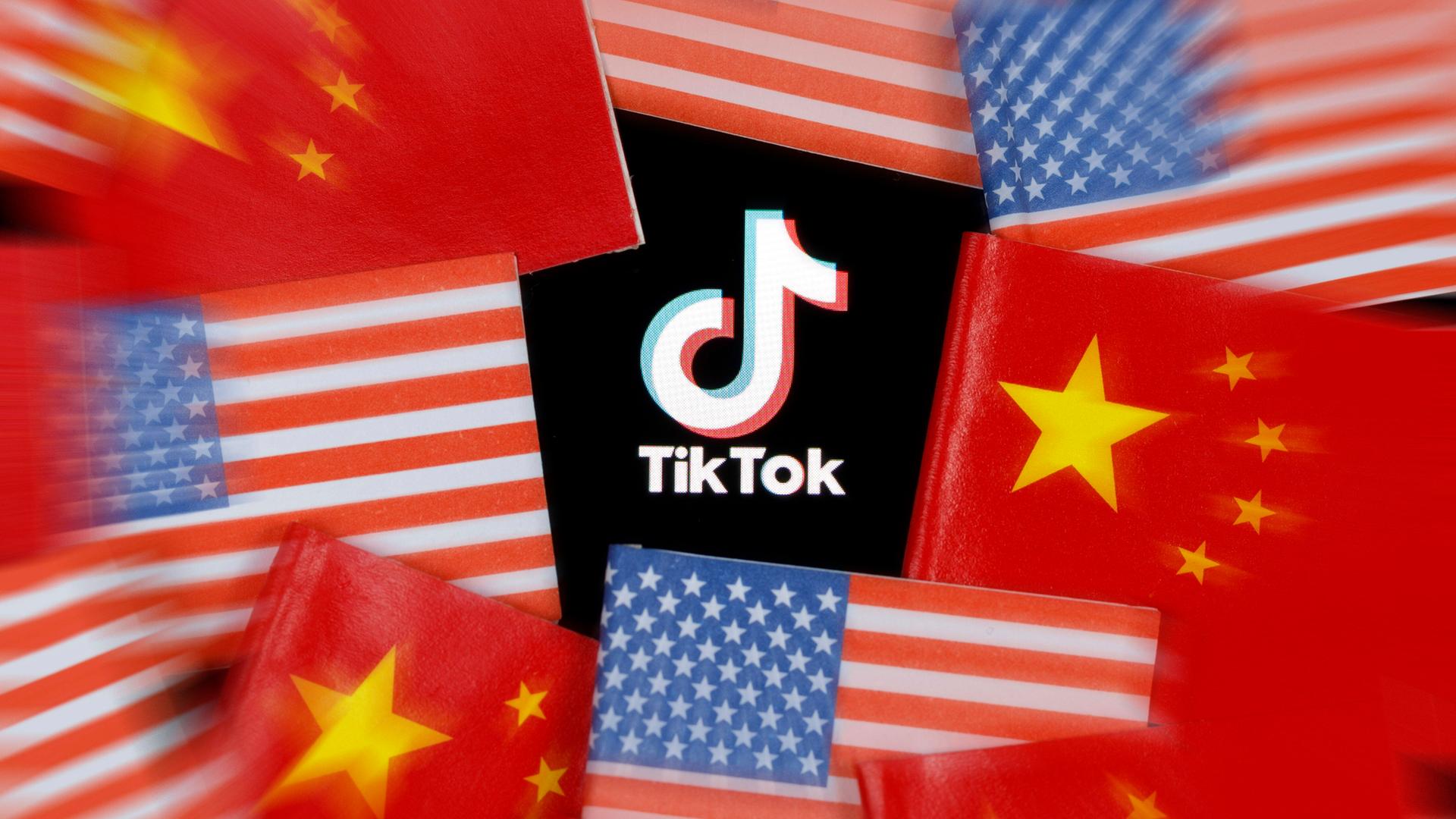 Das Logo der App TikTok liegt auf einer Collage chinesischer und us-amerikanischer Flaggen.