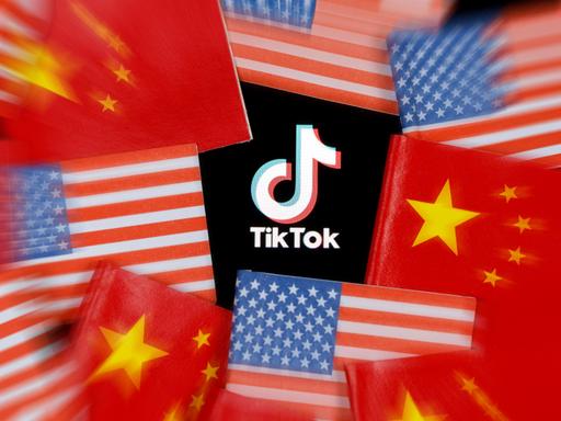 Das Logo der App TikTok liegt auf einer Collage chinesischer und us-amerikanischer Flaggen.