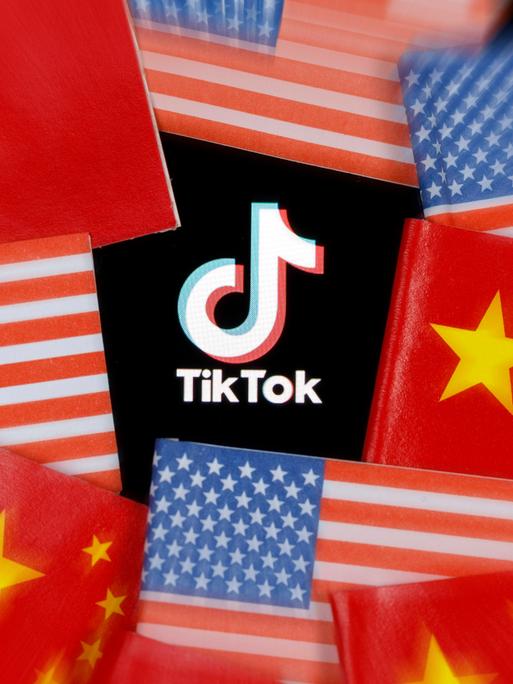 Das Logo der App TikTok liegt auf einer Collage chinesischer und us-amerikanischer Flaggen.