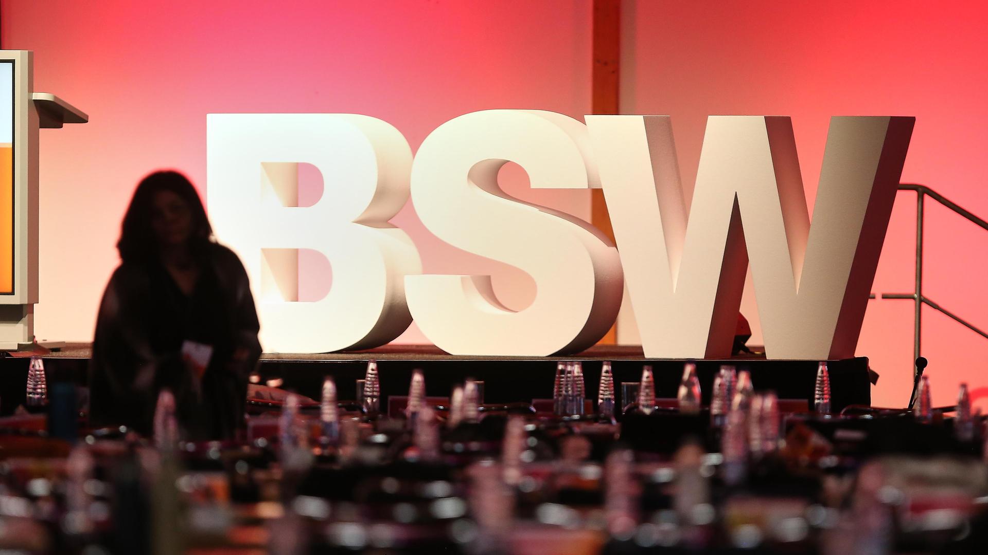 Logo-Aufsteller mit den drei großen Buchstaben BSW am Parteitag der Partei in Magdeburg Logo-Aufsteller mit den drei großen Buchstaben BSW am Parteitag der Partei in Magdeburg