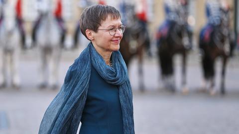 Brigitte Haas, Regierungschefin von Liechtenstein, trägt einen blauen Blazer und einen farblich passenden Schal und steht bei einem Regierungsbesuch in Dänemark vor dem Schloss Amalienborg in Kopenhagen.