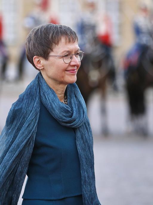 Brigitte Haas, Regierungschefin von Liechtenstein, trägt einen blauen Blazer und einen farblich passenden Schal und steht bei einem Regierungsbesuch in Dänemark vor dem Schloss Amalienborg in Kopenhagen.
