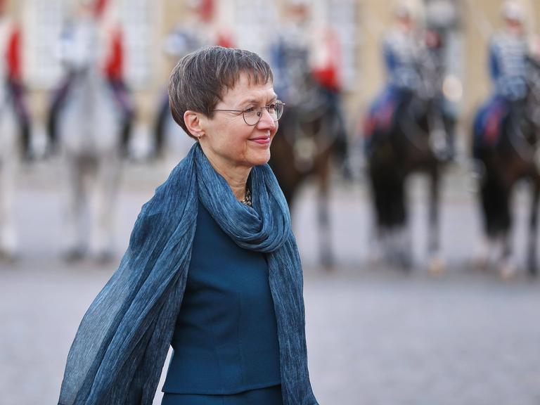 Brigitte Haas, Regierungschefin von Liechtenstein, trägt einen blauen Blazer und einen farblich passenden Schal und steht bei einem Regierungsbesuch in Dänemark vor dem Schloss Amalienborg in Kopenhagen.