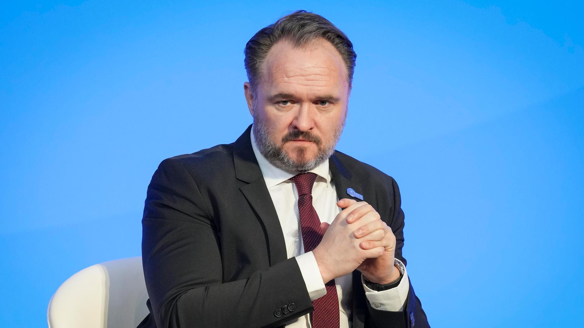 Dan Jörgensen, EU-Kommissar für Energie und Wohnungswesen, im Portrait. Er hat die Hände gefaltet. Dan Jörgensen, EU-Kommissar für Energie und Wohnungswesen, im Portrait. Er hat die Hände gefaltet.