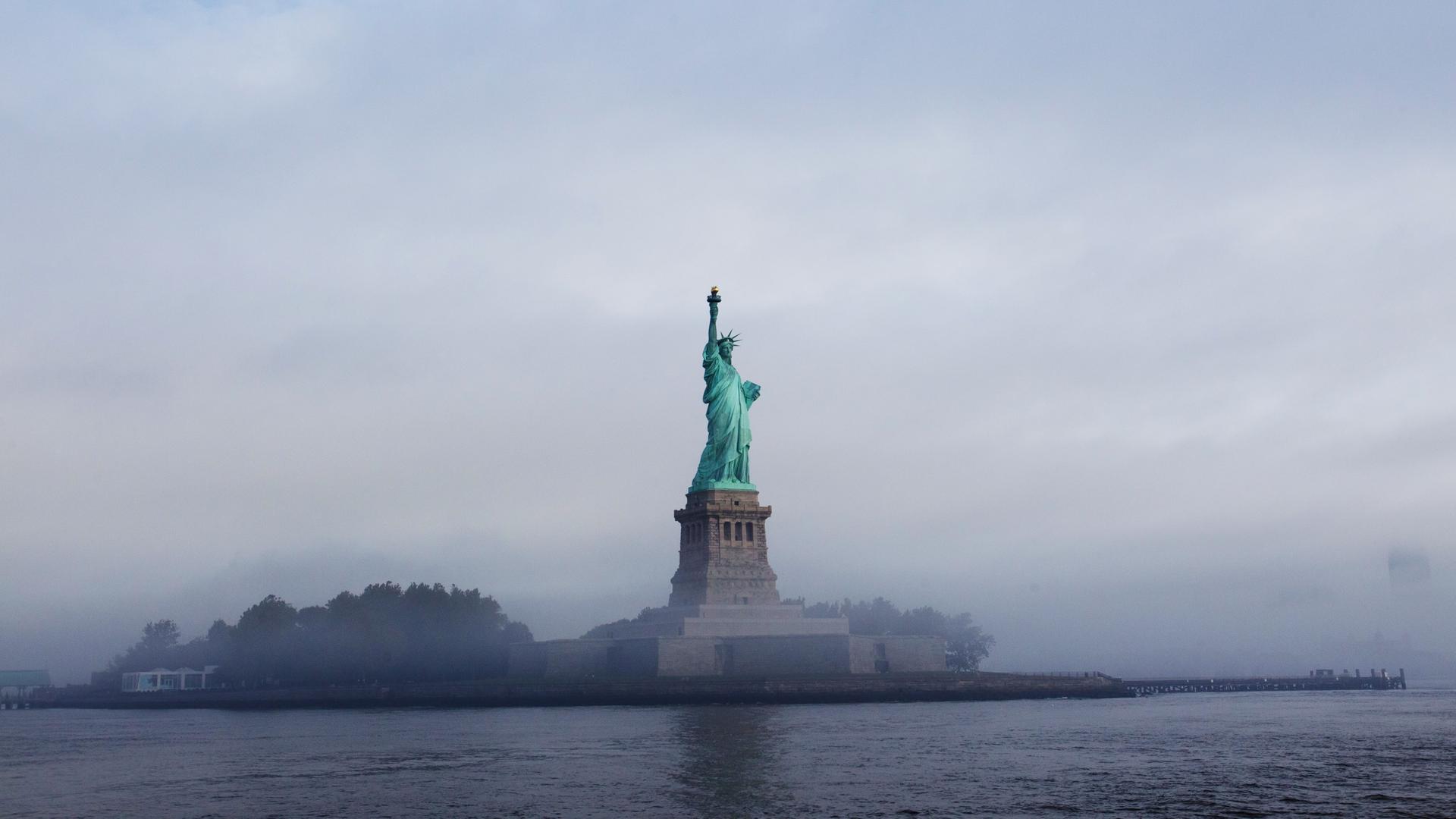 Die Freiheitsstatue in New York City aus der Ferne gesehen.