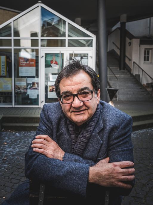 Schauspieler Mohammad-Ali Behboudi vor dem Eingang des Kleinkunsttheaters "Die Säule" in Duisburg