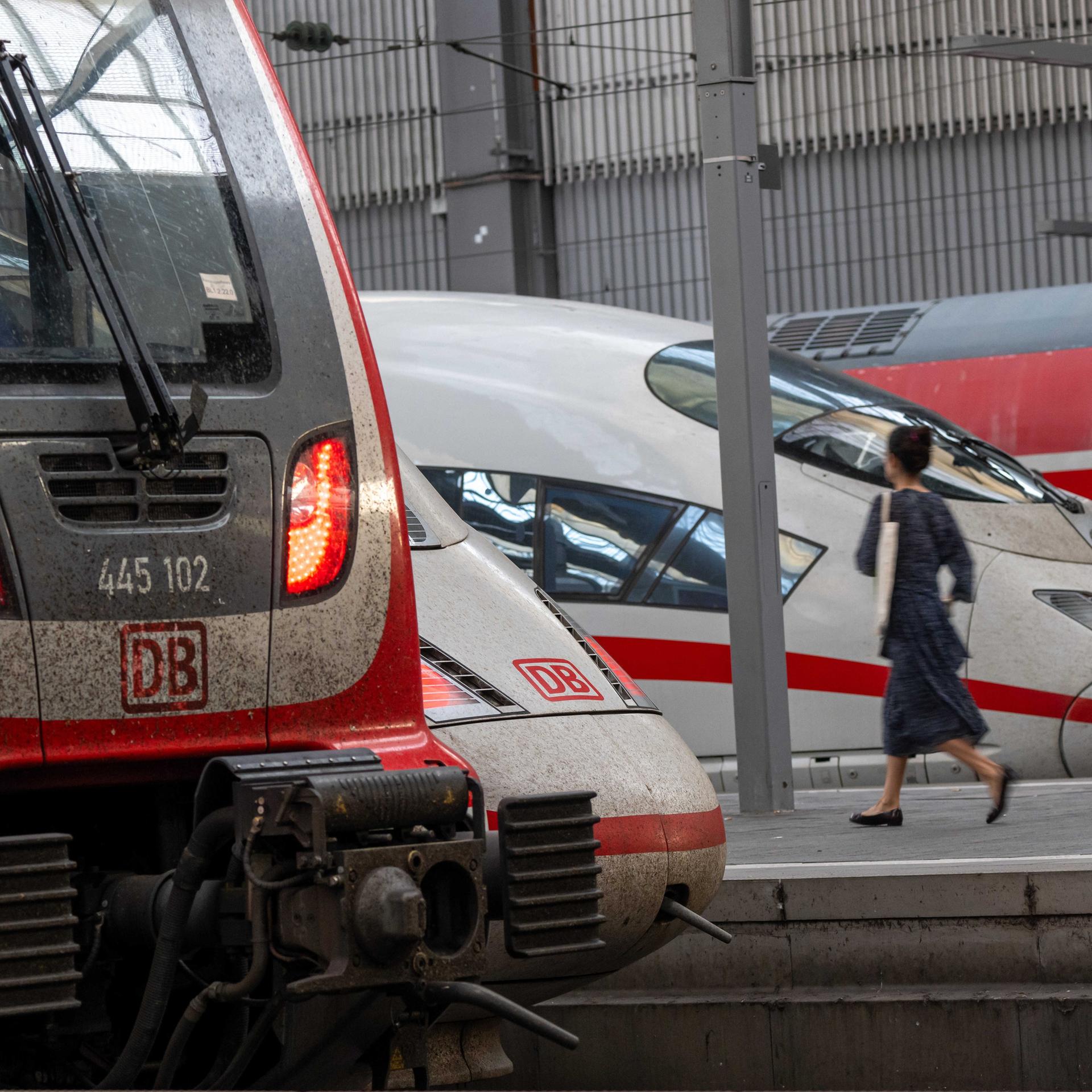 Zugreisende gehen an Zügen der Deutschen Bahn im Münchner Hauptbahnhof vorbei. Die Tarifverhandlungen bei der Deutschen Bahn sind gescheitert. Das teilte die Eisenbahn- und Verkehrsgewerkschaft (EVG) am Mittwoch in Berlin mit. Sie will nun im Bundesvorstand über die nächsten Schritte entscheiden, möglich wäre ein unbefristeter Streik.